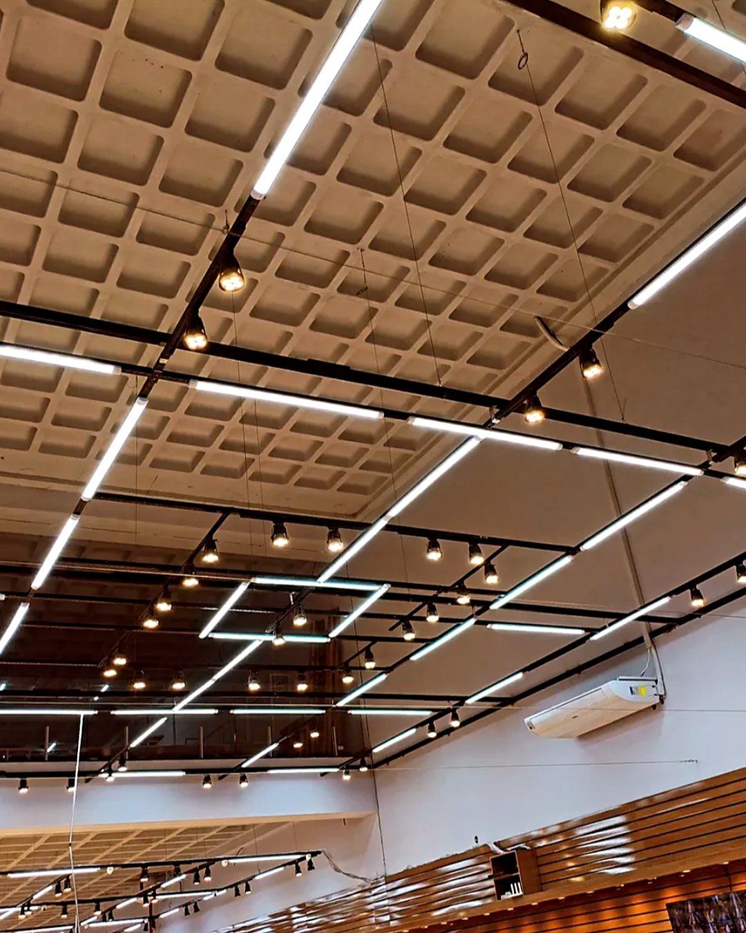 Teto de loja com perfis de LED e spots em trilhos