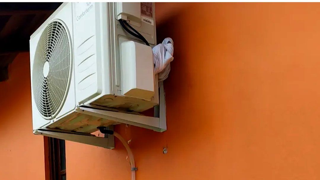 Condensadora de ar-condicionado instalada na parede externa